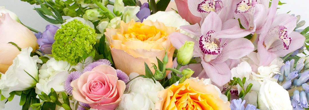 Розы с орхидеями